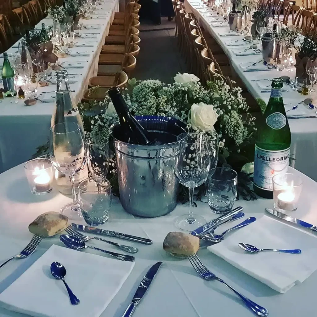 tables dressées pour réception