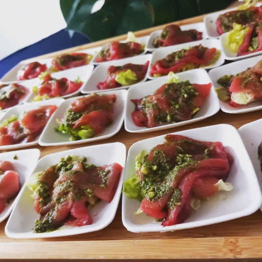 assiettes dressées prêtes à être servies