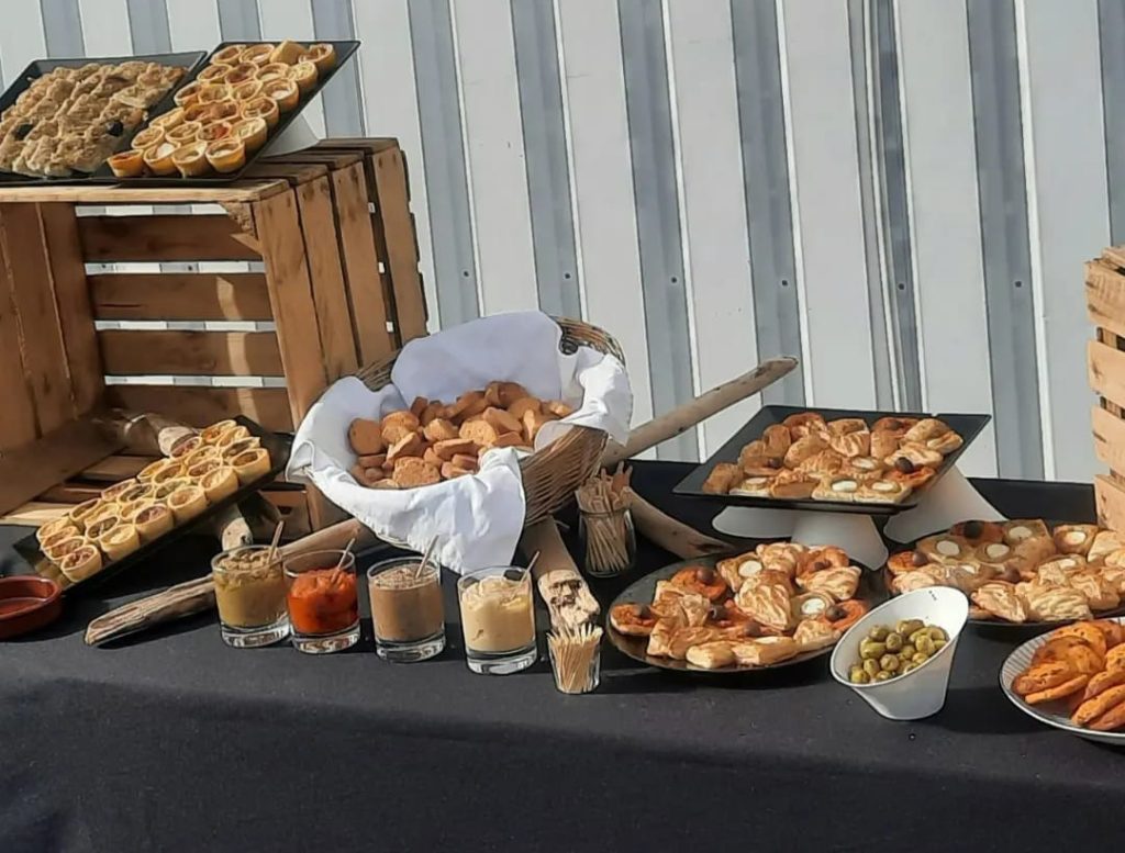 buffet déjeuner préparé par un traiteur