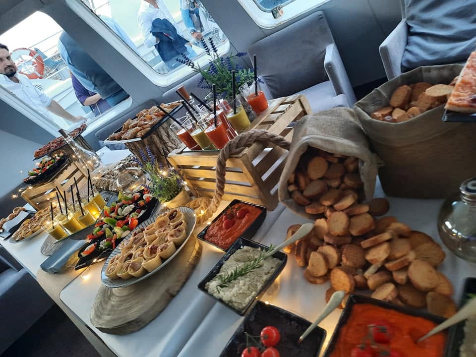Cocktail déjeunatoire sur yacht.