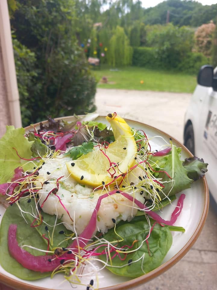 Assiette de poisson servie à domicile